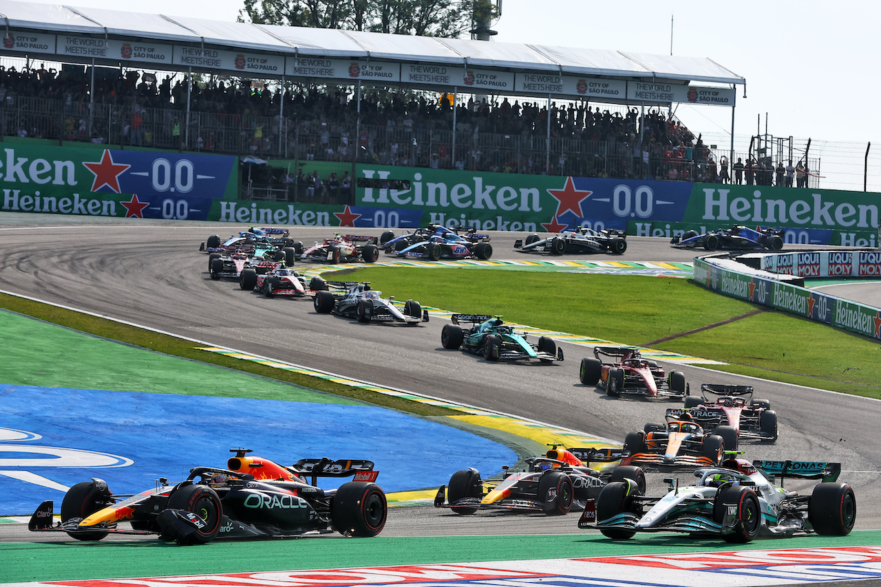 GP BRASILE, Max Verstappen (NLD) Red Bull Racing RB18 e Lewis Hamilton (GBR) Mercedes AMG F1 W13 make contact as they battle for position. 
13.11.2022. Formula 1 World Championship, Rd 21, Brazilian Grand Prix, Sao Paulo, Brazil, Gara Day.
- www.xpbimages.com, EMail: requests@xpbimages.com © Copyright: XPB Images