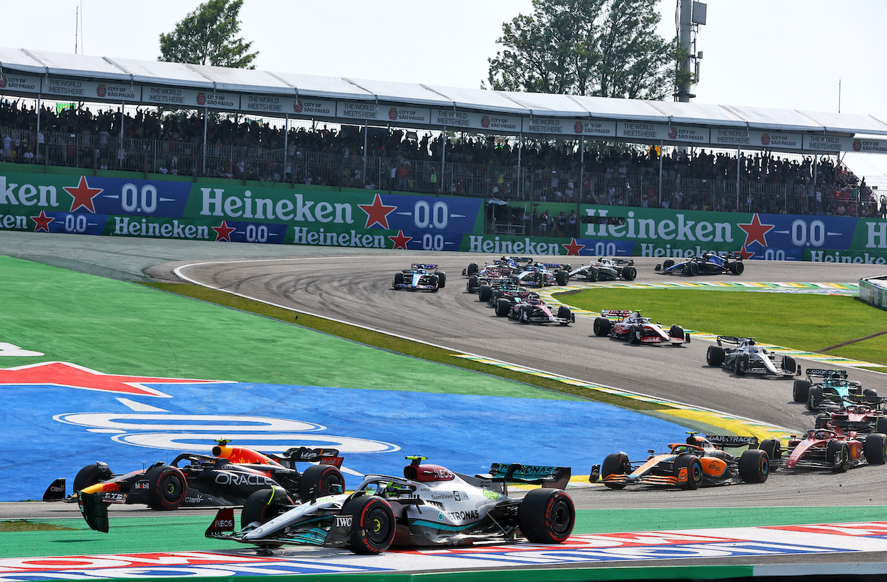 GP BRASILE, Max Verstappen (NLD) Red Bull Racing RB18 e Lewis Hamilton (GBR) Mercedes AMG F1 W13 make contact as they battle for position. 
13.11.2022. Formula 1 World Championship, Rd 21, Brazilian Grand Prix, Sao Paulo, Brazil, Gara Day.
- www.xpbimages.com, EMail: requests@xpbimages.com © Copyright: XPB Images