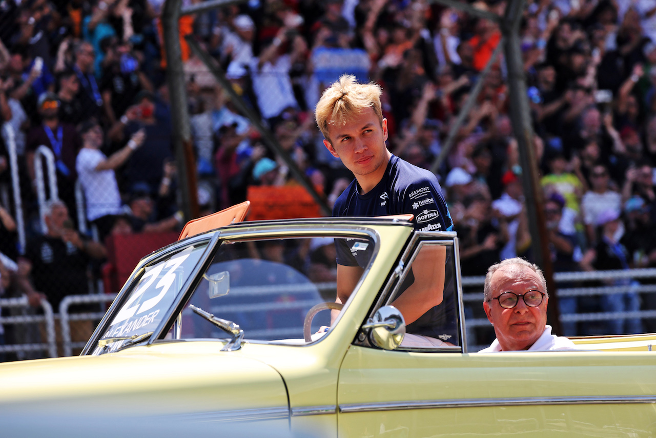 GP BRASILE, Alexander Albon (THA) Williams Racing on the drivers parade.
13.11.2022. Formula 1 World Championship, Rd 21, Brazilian Grand Prix, Sao Paulo, Brazil, Gara Day.
- www.xpbimages.com, EMail: requests@xpbimages.com © Copyright: Bearne / XPB Images
