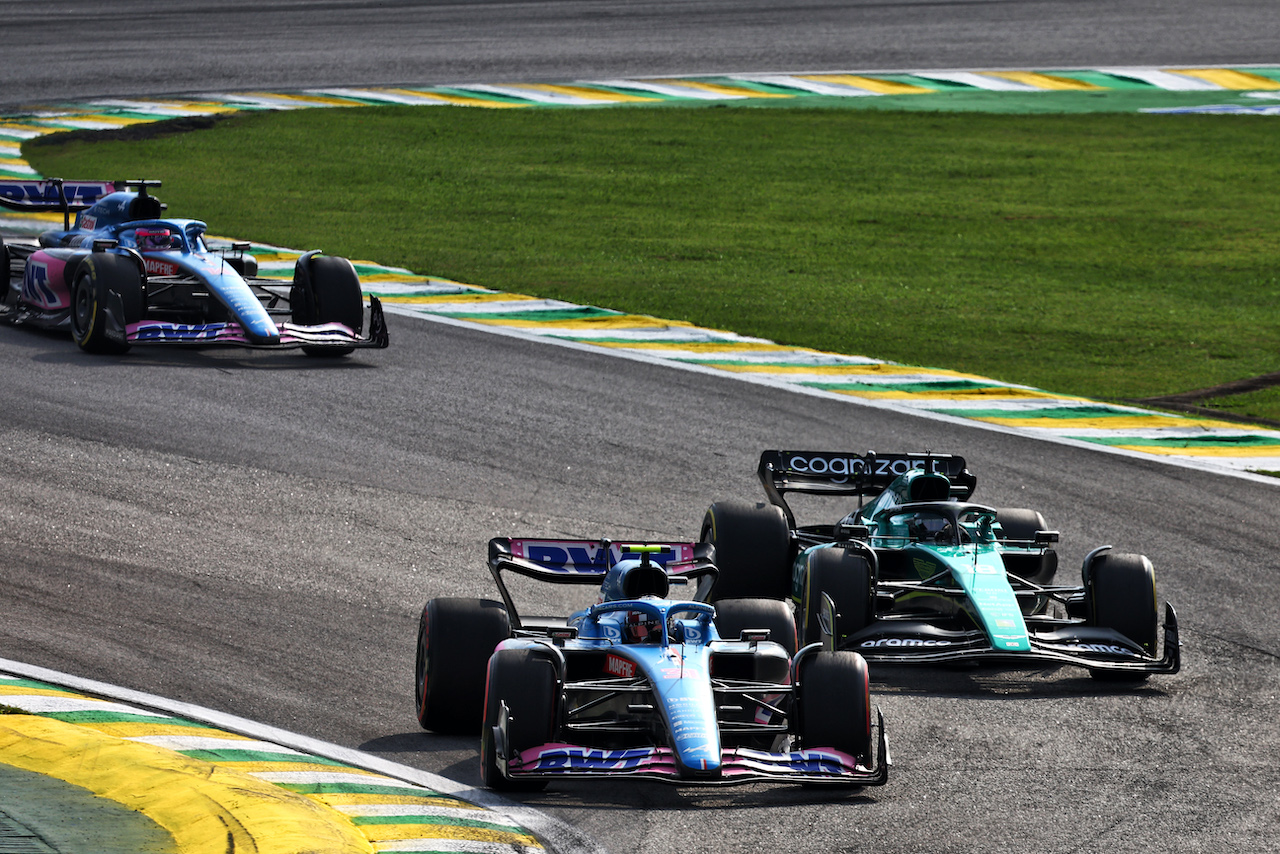 GP BRASILE, Esteban Ocon (FRA) Alpine F1 Team A522 e Lance Stroll (CDN) Aston Martin F1 Team AMR22 battle for position.
13.11.2022. Formula 1 World Championship, Rd 21, Brazilian Grand Prix, Sao Paulo, Brazil, Gara Day.
- www.xpbimages.com, EMail: requests@xpbimages.com © Copyright: Batchelor / XPB Images