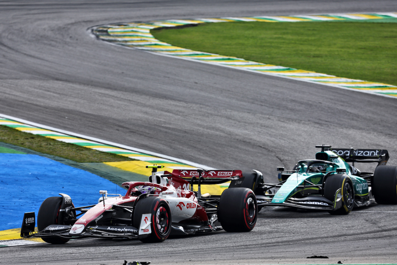GP BRASILE, Guanyu Zhou (CHN) Alfa Romeo F1 Team C42 e Lance Stroll (CDN) Aston Martin F1 Team AMR22 battle for position.
13.11.2022. Formula 1 World Championship, Rd 21, Brazilian Grand Prix, Sao Paulo, Brazil, Gara Day.
- www.xpbimages.com, EMail: requests@xpbimages.com © Copyright: Batchelor / XPB Images