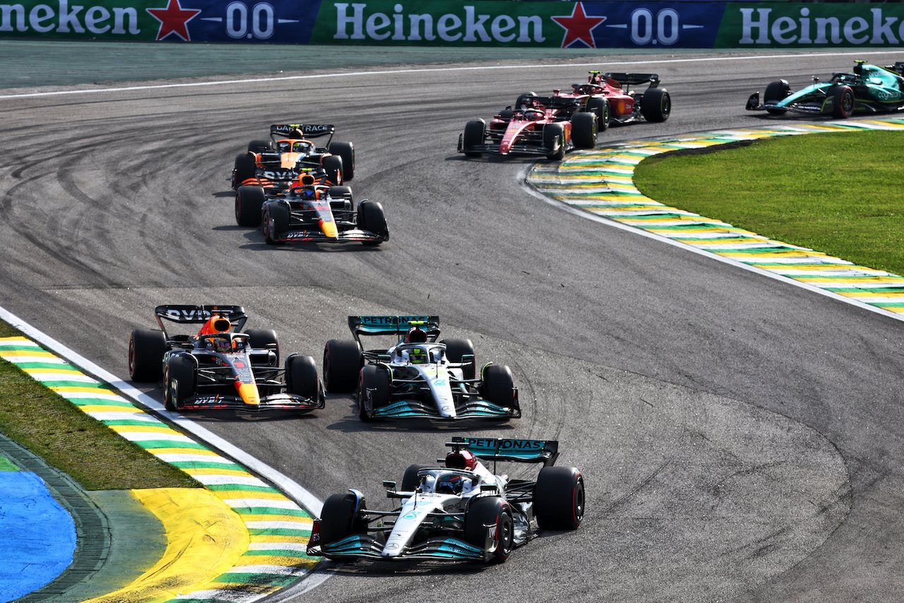 GP BRASILE, George Russell (GBR) Mercedes AMG F1 W13 davanti a as Max Verstappen (NLD) Red Bull Racing RB18 e Lewis Hamilton (GBR) Mercedes AMG F1 W13 make contact as they battle for position. 
13.11.2022. Formula 1 World Championship, Rd 21, Brazilian Grand Prix, Sao Paulo, Brazil, Gara Day.
- www.xpbimages.com, EMail: requests@xpbimages.com © Copyright: Batchelor / XPB Images