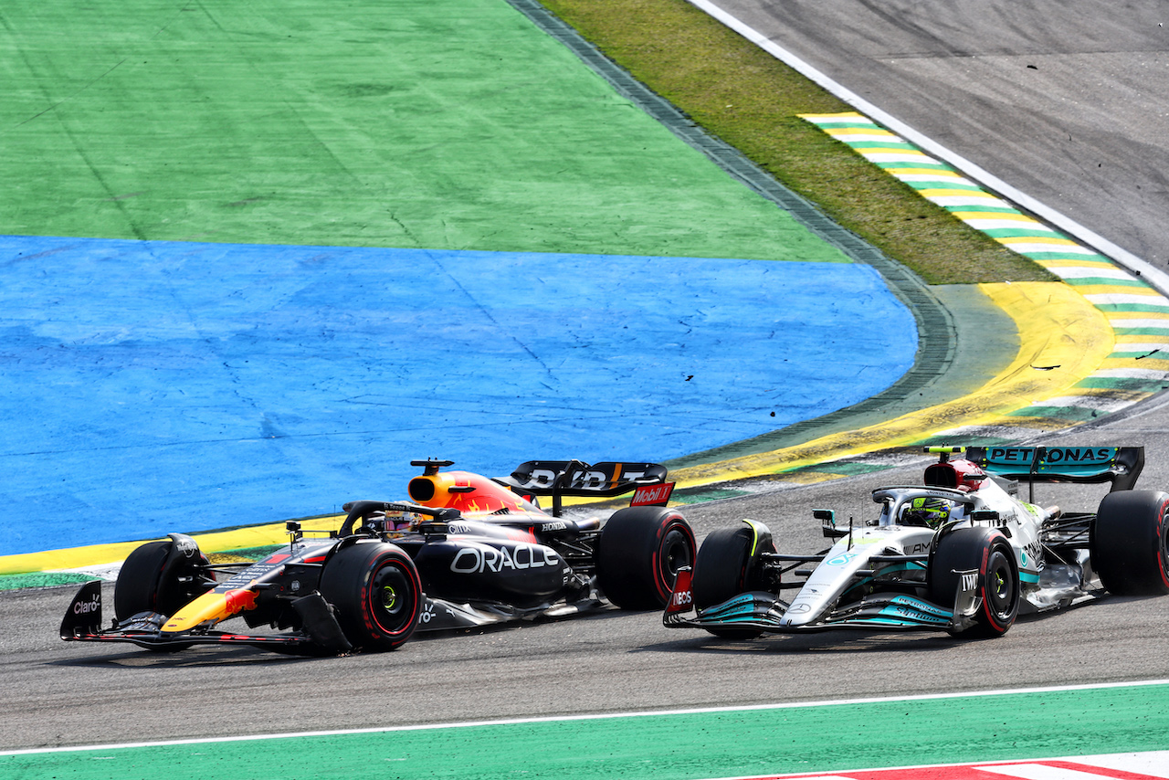 GP BRASILE, Max Verstappen (NLD) Red Bull Racing RB18 e Lewis Hamilton (GBR) Mercedes AMG F1 W13 make contact as they battle for position. 
13.11.2022. Formula 1 World Championship, Rd 21, Brazilian Grand Prix, Sao Paulo, Brazil, Gara Day.
- www.xpbimages.com, EMail: requests@xpbimages.com © Copyright: Batchelor / XPB Images