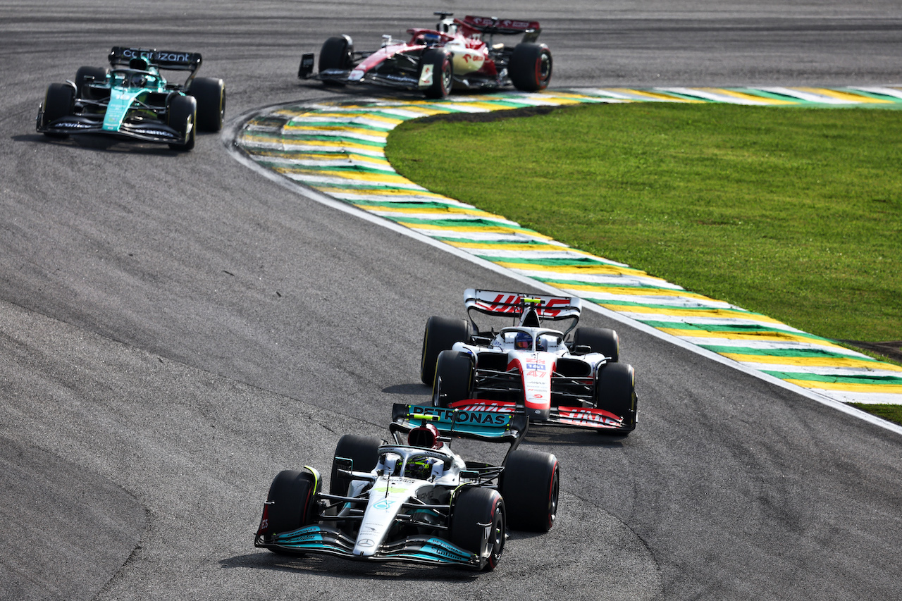 GP BRASILE, Lewis Hamilton (GBR) Mercedes AMG F1 W13.
13.11.2022. Formula 1 World Championship, Rd 21, Brazilian Grand Prix, Sao Paulo, Brazil, Gara Day.
- www.xpbimages.com, EMail: requests@xpbimages.com © Copyright: Batchelor / XPB Images