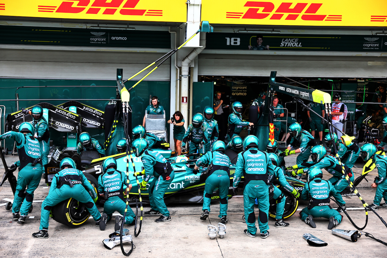 GP BRASILE, Sebastian Vettel (GER) Aston Martin F1 Team AMR22 makes a pit stop.
13.11.2022. Formula 1 World Championship, Rd 21, Brazilian Grand Prix, Sao Paulo, Brazil, Gara Day.
- www.xpbimages.com, EMail: requests@xpbimages.com © Copyright: Batchelor / XPB Images