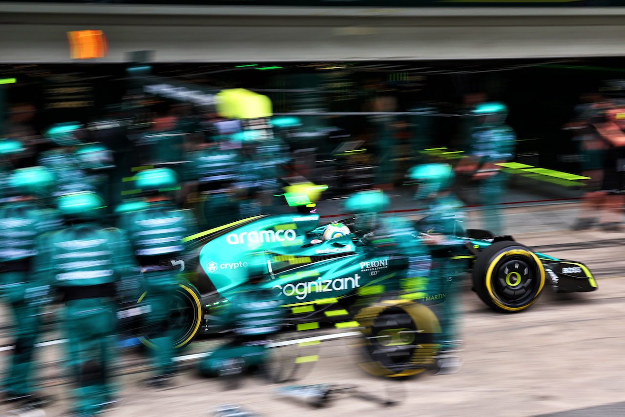 GP BRASILE, Sebastian Vettel (GER) Aston Martin F1 Team AMR22 makes a pit stop.
13.11.2022. Formula 1 World Championship, Rd 21, Brazilian Grand Prix, Sao Paulo, Brazil, Gara Day.
- www.xpbimages.com, EMail: requests@xpbimages.com © Copyright: Batchelor / XPB Images