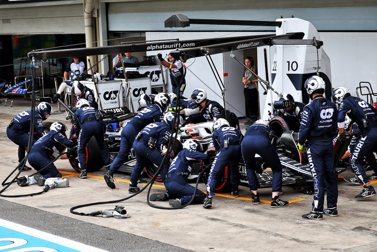 GP BRASILE, Yuki Tsunoda (JPN) AlphaTauri AT03 makes a pit stop.
13.11.2022. Formula 1 World Championship, Rd 21, Brazilian Grand Prix, Sao Paulo, Brazil, Gara Day.
- www.xpbimages.com, EMail: requests@xpbimages.com © Copyright: Batchelor / XPB Images