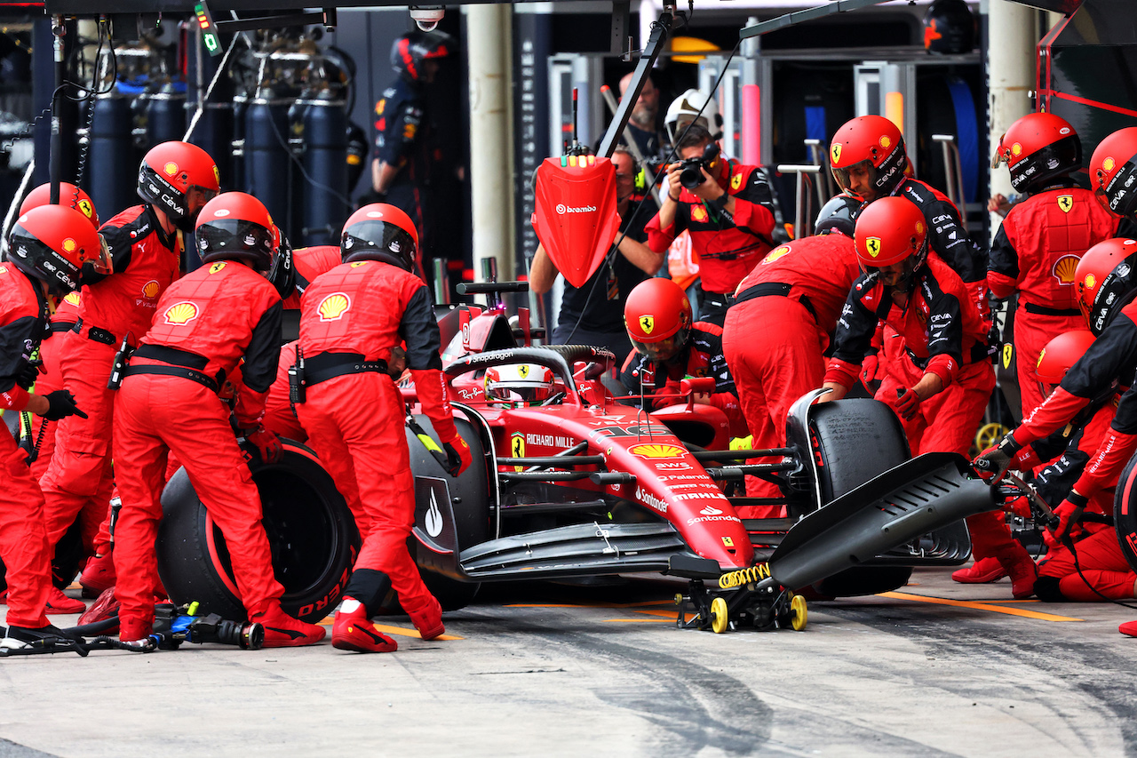 GP BRASILE, Charles Leclerc (MON) Ferrari F1-75 makes a pit stop.
13.11.2022. Formula 1 World Championship, Rd 21, Brazilian Grand Prix, Sao Paulo, Brazil, Gara Day.
- www.xpbimages.com, EMail: requests@xpbimages.com © Copyright: Batchelor / XPB Images