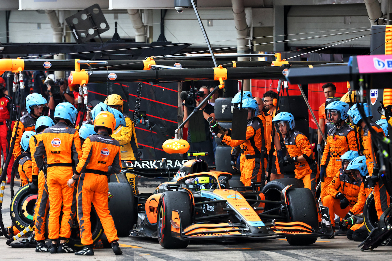 GP BRASILE, Lando Norris (GBR) McLaren MCL36 makes a pit stop.
13.11.2022. Formula 1 World Championship, Rd 21, Brazilian Grand Prix, Sao Paulo, Brazil, Gara Day.
- www.xpbimages.com, EMail: requests@xpbimages.com © Copyright: Batchelor / XPB Images