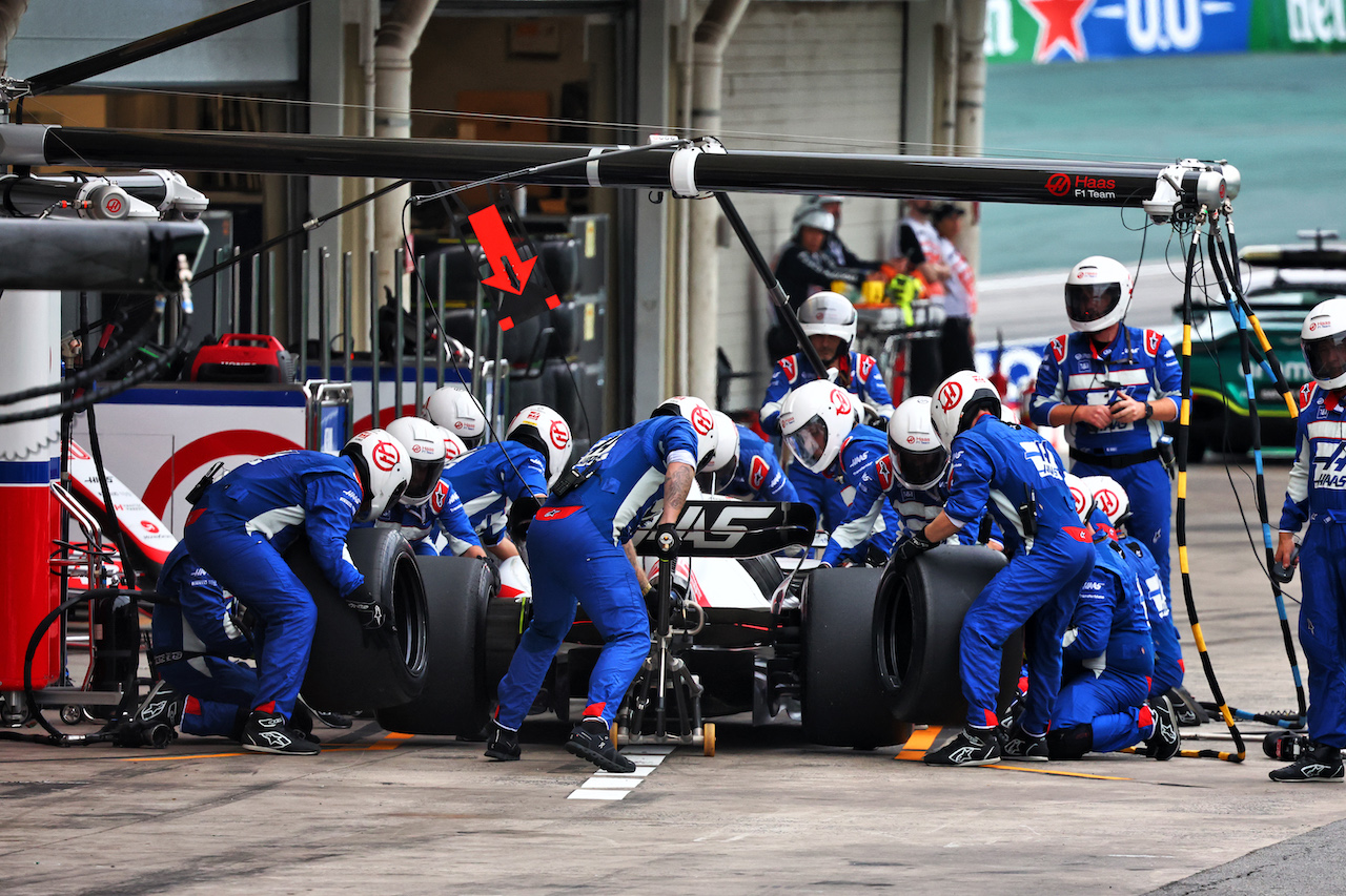 GP BRASILE, Kevin Magnussen (DEN) Haas VF-22 makes a pit stop.
13.11.2022. Formula 1 World Championship, Rd 21, Brazilian Grand Prix, Sao Paulo, Brazil, Gara Day.
- www.xpbimages.com, EMail: requests@xpbimages.com © Copyright: Batchelor / XPB Images