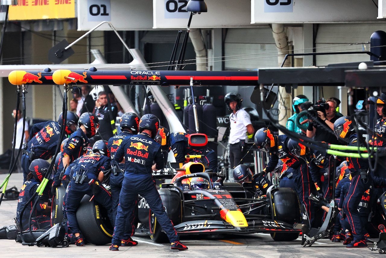 GP BRASILE, Sergio Perez (MEX) Red Bull Racing RB18 makes a pit stop.
13.11.2022. Formula 1 World Championship, Rd 21, Brazilian Grand Prix, Sao Paulo, Brazil, Gara Day.
- www.xpbimages.com, EMail: requests@xpbimages.com © Copyright: Batchelor / XPB Images