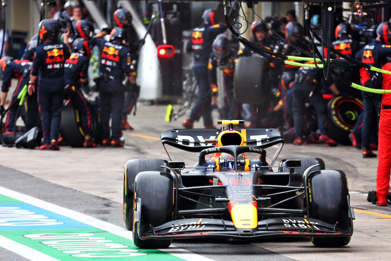 GP BRASILE, Sergio Perez (MEX) Red Bull Racing RB18 makes a pit stop.
13.11.2022. Formula 1 World Championship, Rd 21, Brazilian Grand Prix, Sao Paulo, Brazil, Gara Day.
- www.xpbimages.com, EMail: requests@xpbimages.com © Copyright: Batchelor / XPB Images
