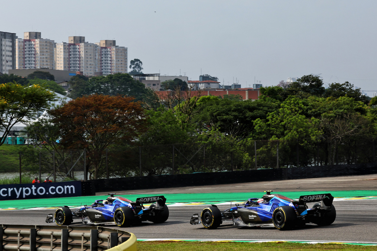 GP BRASILE, Alexander Albon (THA) Williams Racing FW44 davanti a team mate Nicholas Latifi (CDN) Williams Racing FW44.
13.11.2022. Formula 1 World Championship, Rd 21, Brazilian Grand Prix, Sao Paulo, Brazil, Gara Day.
 - www.xpbimages.com, EMail: requests@xpbimages.com © Copyright: Coates / XPB Images