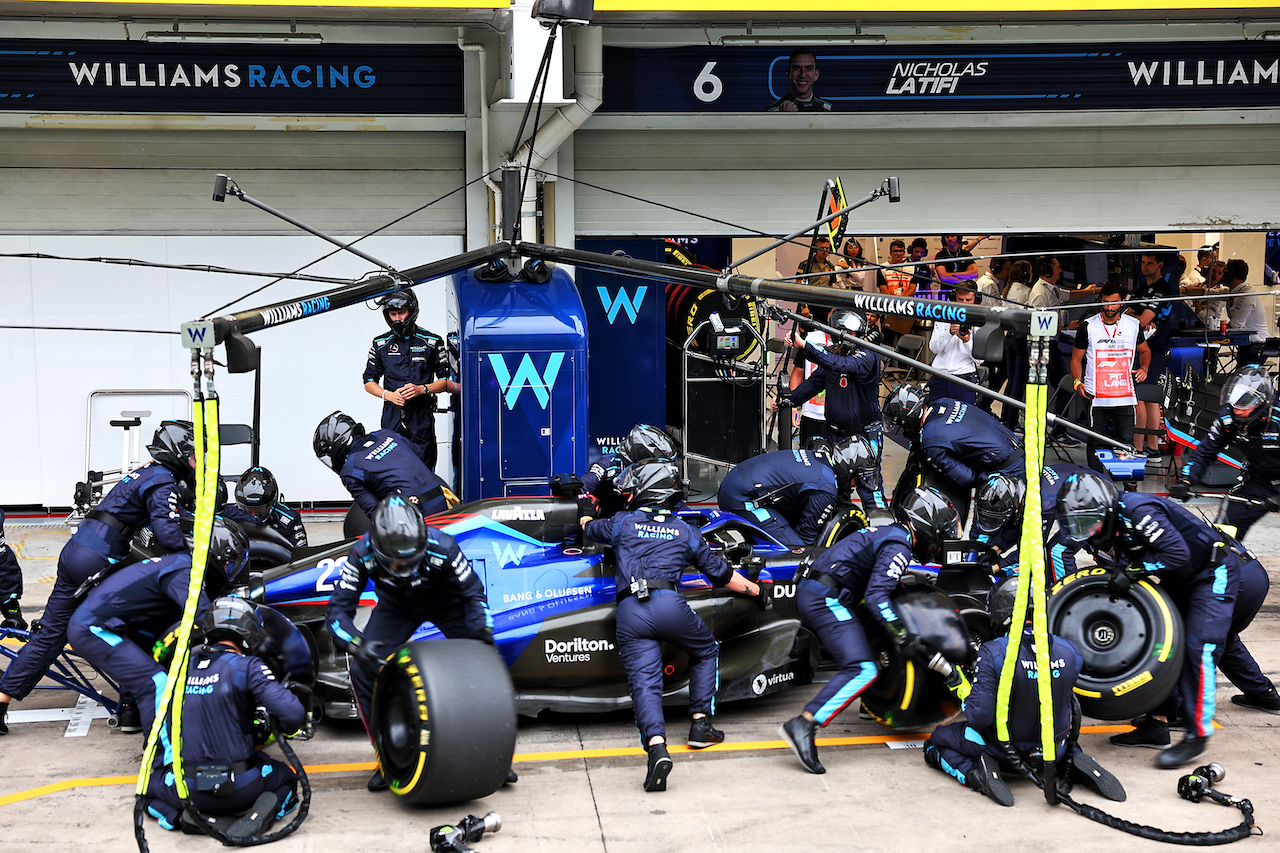 GP BRASILE, Alexander Albon (THA) Williams Racing FW44 makes a pit stop.
13.11.2022. Formula 1 World Championship, Rd 21, Brazilian Grand Prix, Sao Paulo, Brazil, Gara Day.
- www.xpbimages.com, EMail: requests@xpbimages.com © Copyright: Batchelor / XPB Images