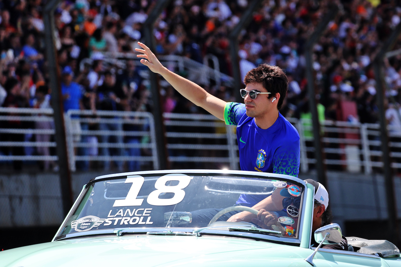 GP BRASILE, Lance Stroll (CDN) Aston Martin F1 Team on the drivers parade.
13.11.2022. Formula 1 World Championship, Rd 21, Brazilian Grand Prix, Sao Paulo, Brazil, Gara Day.
- www.xpbimages.com, EMail: requests@xpbimages.com © Copyright: Bearne / XPB Images