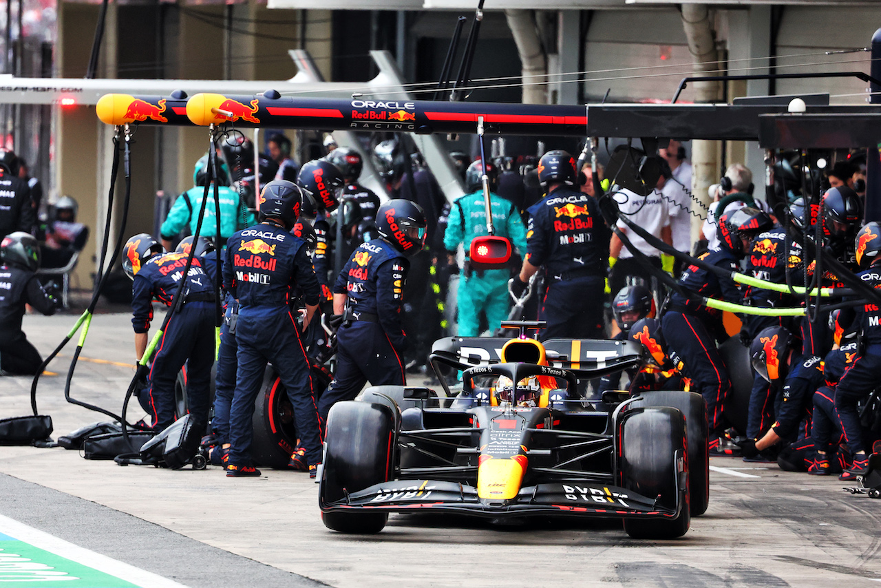 GP BRASILE, Max Verstappen (NLD) Red Bull Racing RB18 makes a pit stop.
13.11.2022. Formula 1 World Championship, Rd 21, Brazilian Grand Prix, Sao Paulo, Brazil, Gara Day.
- www.xpbimages.com, EMail: requests@xpbimages.com © Copyright: Batchelor / XPB Images
