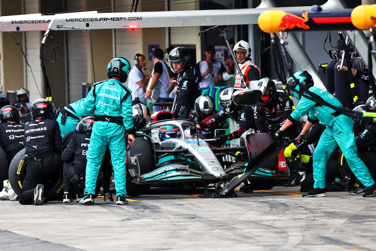 GP BRASILE, George Russell (GBR) Mercedes AMG F1 W13 makes a pit stop.
13.11.2022. Formula 1 World Championship, Rd 21, Brazilian Grand Prix, Sao Paulo, Brazil, Gara Day.
- www.xpbimages.com, EMail: requests@xpbimages.com © Copyright: Batchelor / XPB Images