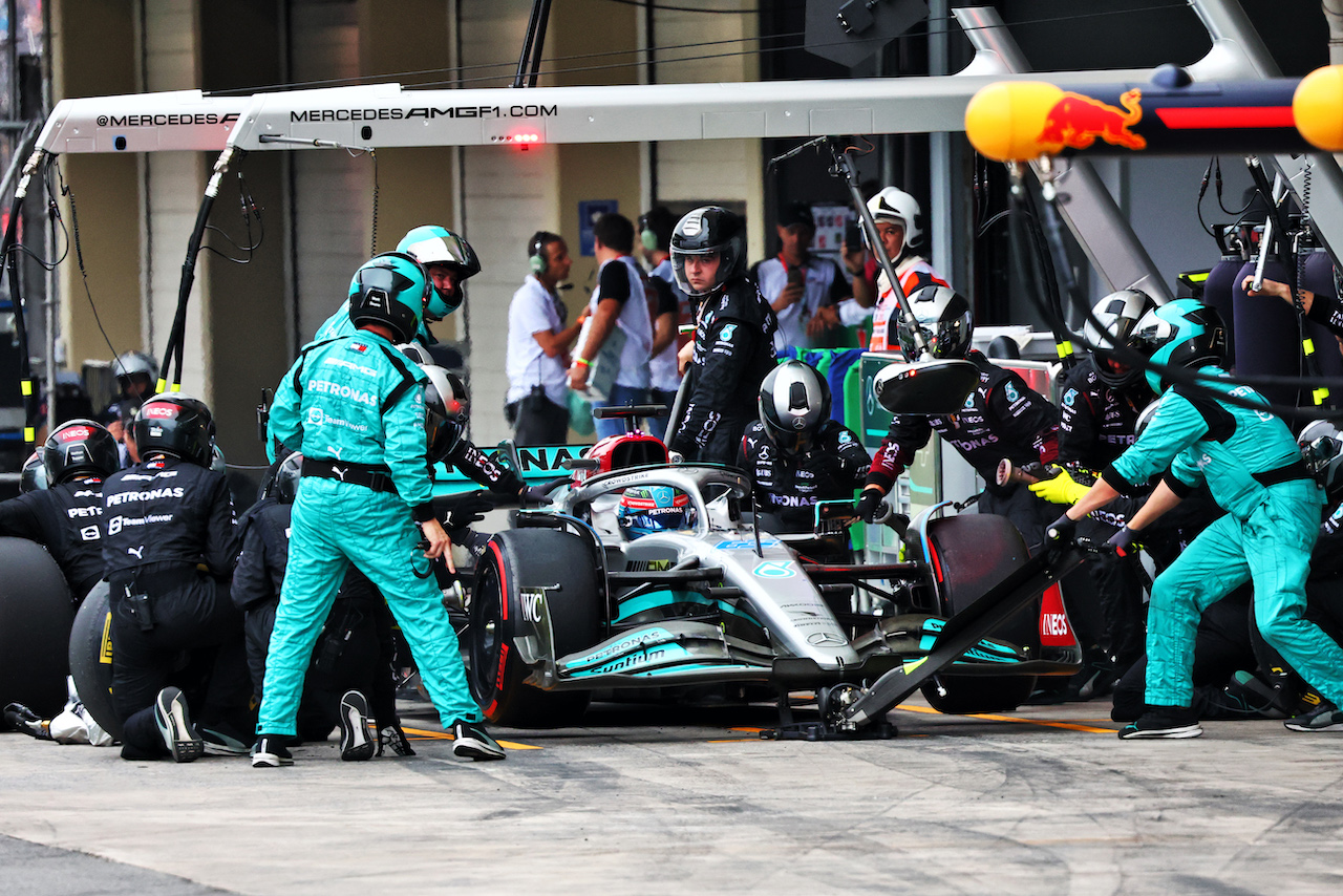 GP BRASILE, George Russell (GBR) Mercedes AMG F1 W13 makes a pit stop.
13.11.2022. Formula 1 World Championship, Rd 21, Brazilian Grand Prix, Sao Paulo, Brazil, Gara Day.
- www.xpbimages.com, EMail: requests@xpbimages.com © Copyright: Batchelor / XPB Images