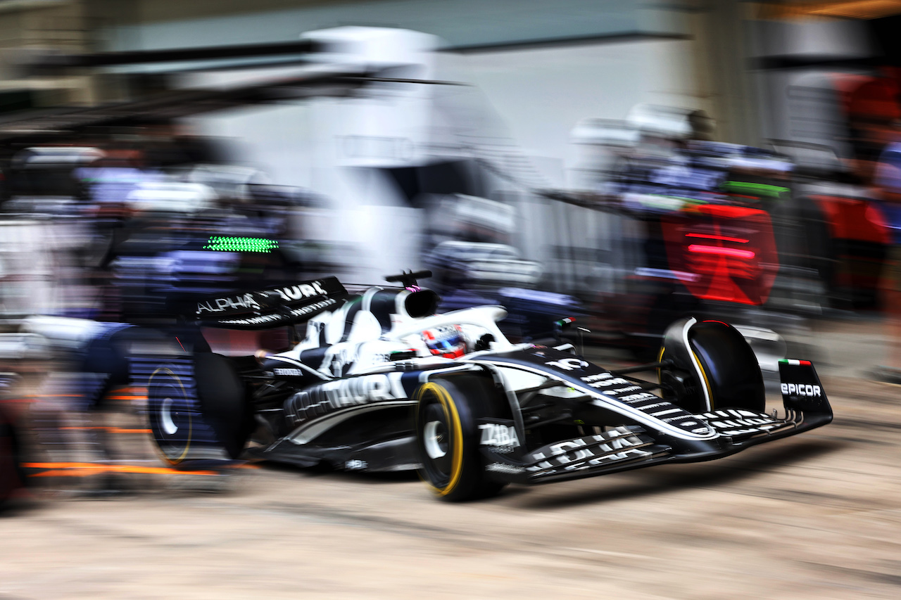 GP BRASILE, Pierre Gasly (FRA) AlphaTauri AT03 makes a pit stop.
13.11.2022. Formula 1 World Championship, Rd 21, Brazilian Grand Prix, Sao Paulo, Brazil, Gara Day.
- www.xpbimages.com, EMail: requests@xpbimages.com © Copyright: Batchelor / XPB Images