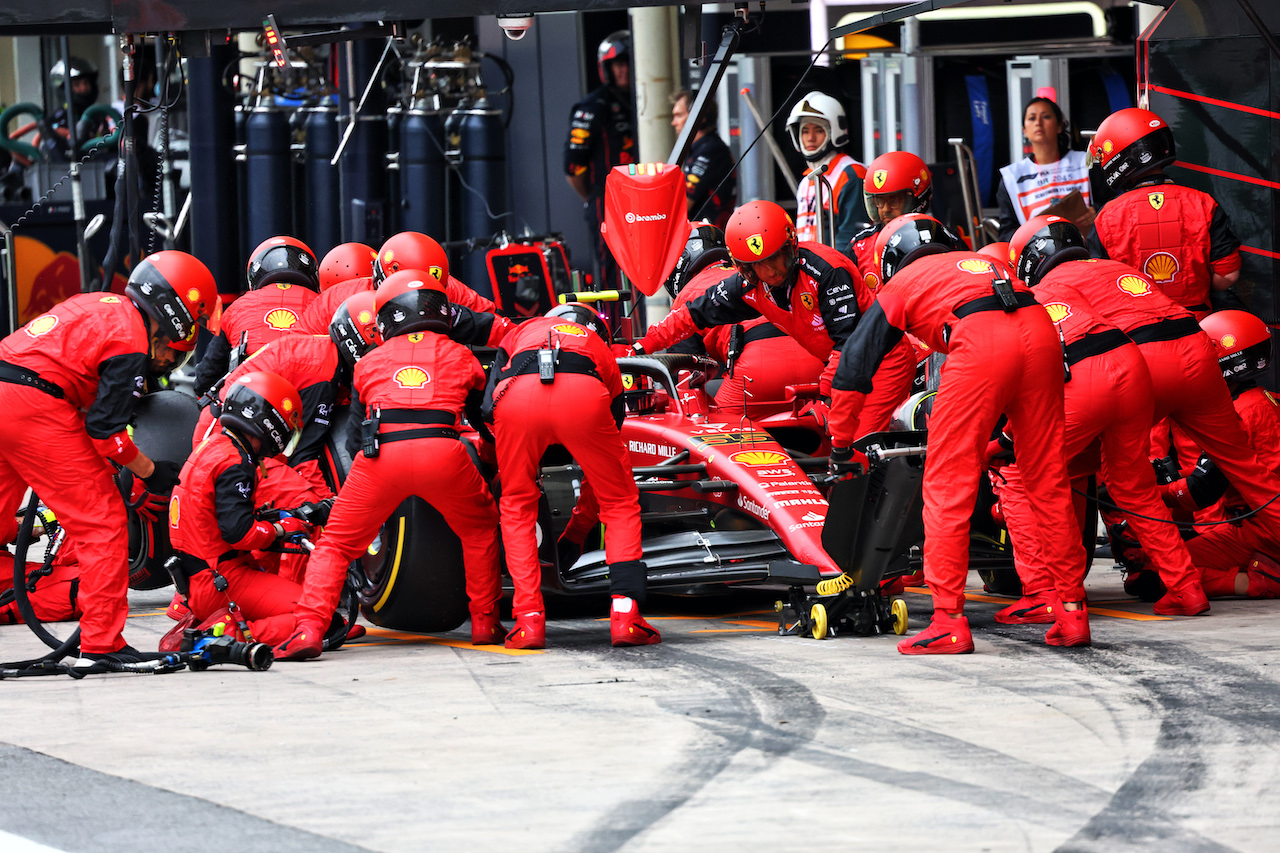 GP BRASILE, Carlos Sainz Jr (ESP) Ferrari F1-75 makes a pit stop.
13.11.2022. Formula 1 World Championship, Rd 21, Brazilian Grand Prix, Sao Paulo, Brazil, Gara Day.
- www.xpbimages.com, EMail: requests@xpbimages.com © Copyright: Batchelor / XPB Images