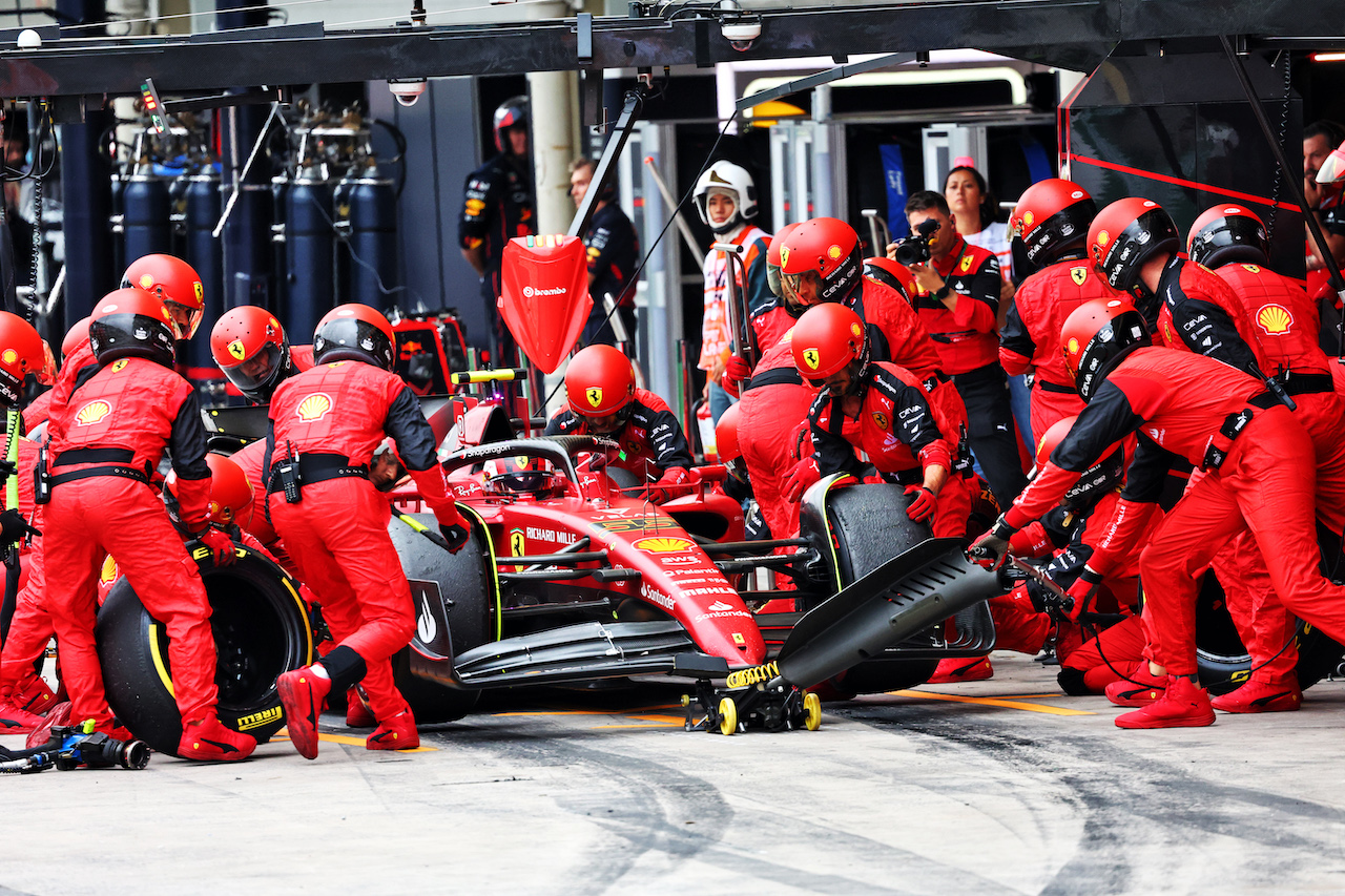 GP BRASILE, Carlos Sainz Jr (ESP) Ferrari F1-75 makes a pit stop.
13.11.2022. Formula 1 World Championship, Rd 21, Brazilian Grand Prix, Sao Paulo, Brazil, Gara Day.
- www.xpbimages.com, EMail: requests@xpbimages.com © Copyright: Batchelor / XPB Images