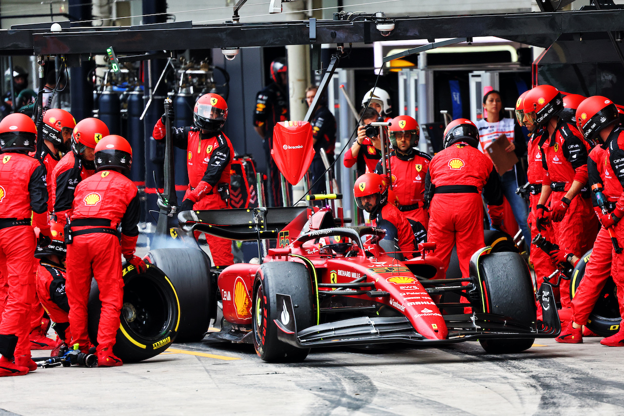 GP BRASILE, Carlos Sainz Jr (ESP) Ferrari F1-75 makes a pit stop.
13.11.2022. Formula 1 World Championship, Rd 21, Brazilian Grand Prix, Sao Paulo, Brazil, Gara Day.
- www.xpbimages.com, EMail: requests@xpbimages.com © Copyright: Batchelor / XPB Images