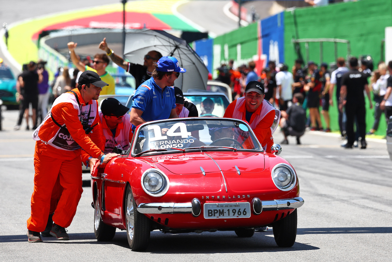 GP BRASILE, Fernando Alonso (ESP) Alpine F1 Team on the drivers parade.
13.11.2022. Formula 1 World Championship, Rd 21, Brazilian Grand Prix, Sao Paulo, Brazil, Gara Day.
 - www.xpbimages.com, EMail: requests@xpbimages.com © Copyright: Coates / XPB Images
