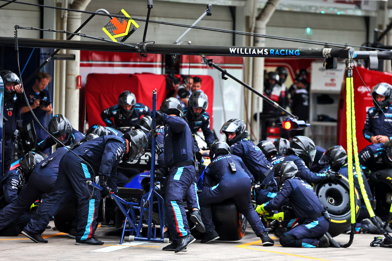 GP BRASILE, Nicholas Latifi (CDN) Williams Racing FW44 makes a pit stop.
13.11.2022. Formula 1 World Championship, Rd 21, Brazilian Grand Prix, Sao Paulo, Brazil, Gara Day.
- www.xpbimages.com, EMail: requests@xpbimages.com © Copyright: Batchelor / XPB Images
