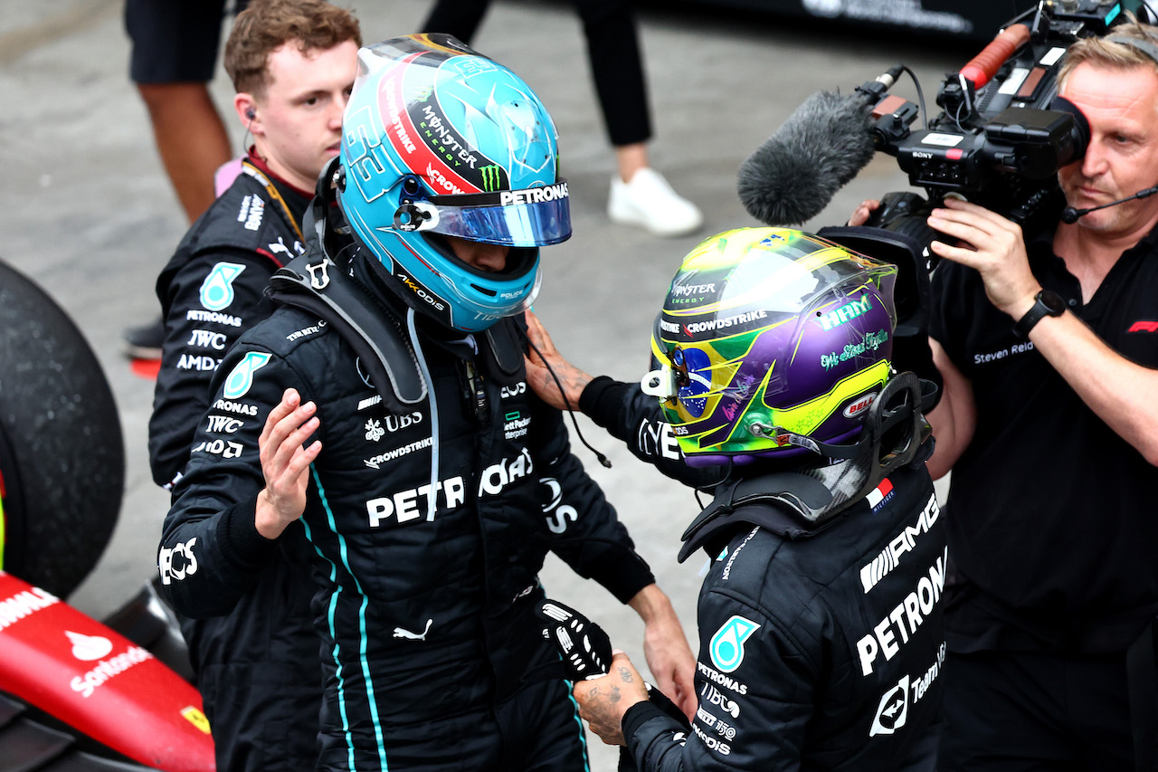 GP BRASILE, 1st place George Russell (GBR) Mercedes AMG F1 e 2nd place Lewis Hamilton (GBR) Mercedes AMG F1.
13.11.2022. Formula 1 World Championship, Rd 21, Brazilian Grand Prix, Sao Paulo, Brazil, Gara Day.
- www.xpbimages.com, EMail: requests@xpbimages.com ¬© Copyright: Batchelor / XPB Images
