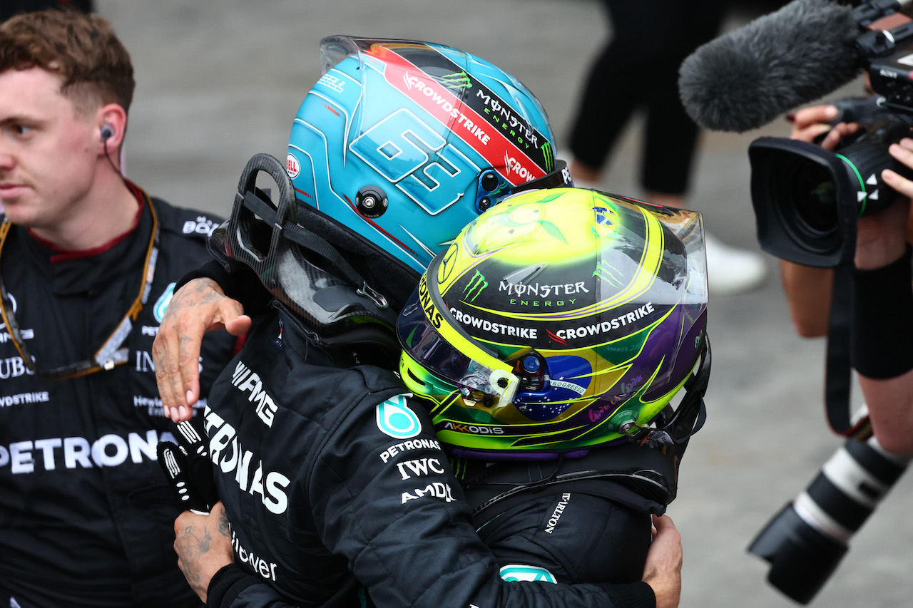 GP BRASILE, 1st place George Russell (GBR) Mercedes AMG F1 e 2nd place Lewis Hamilton (GBR) Mercedes AMG F1.
13.11.2022. Formula 1 World Championship, Rd 21, Brazilian Grand Prix, Sao Paulo, Brazil, Gara Day. - www.xpbimages.com, EMail: requests@xpbimages.com ¬© Copyright: Batchelor / XPB Images