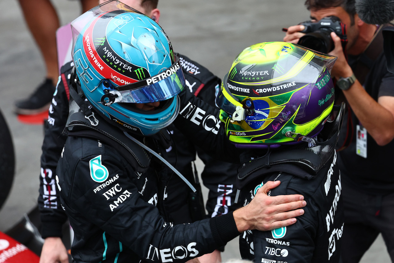 GP BRASILE, 1st place George Russell (GBR) Mercedes AMG F1 e 2nd place Lewis Hamilton (GBR) Mercedes AMG F1.
13.11.2022. Formula 1 World Championship, Rd 21, Brazilian Grand Prix, Sao Paulo, Brazil, Gara Day.
- www.xpbimages.com, EMail: requests@xpbimages.com ¬© Copyright: Batchelor / XPB Images