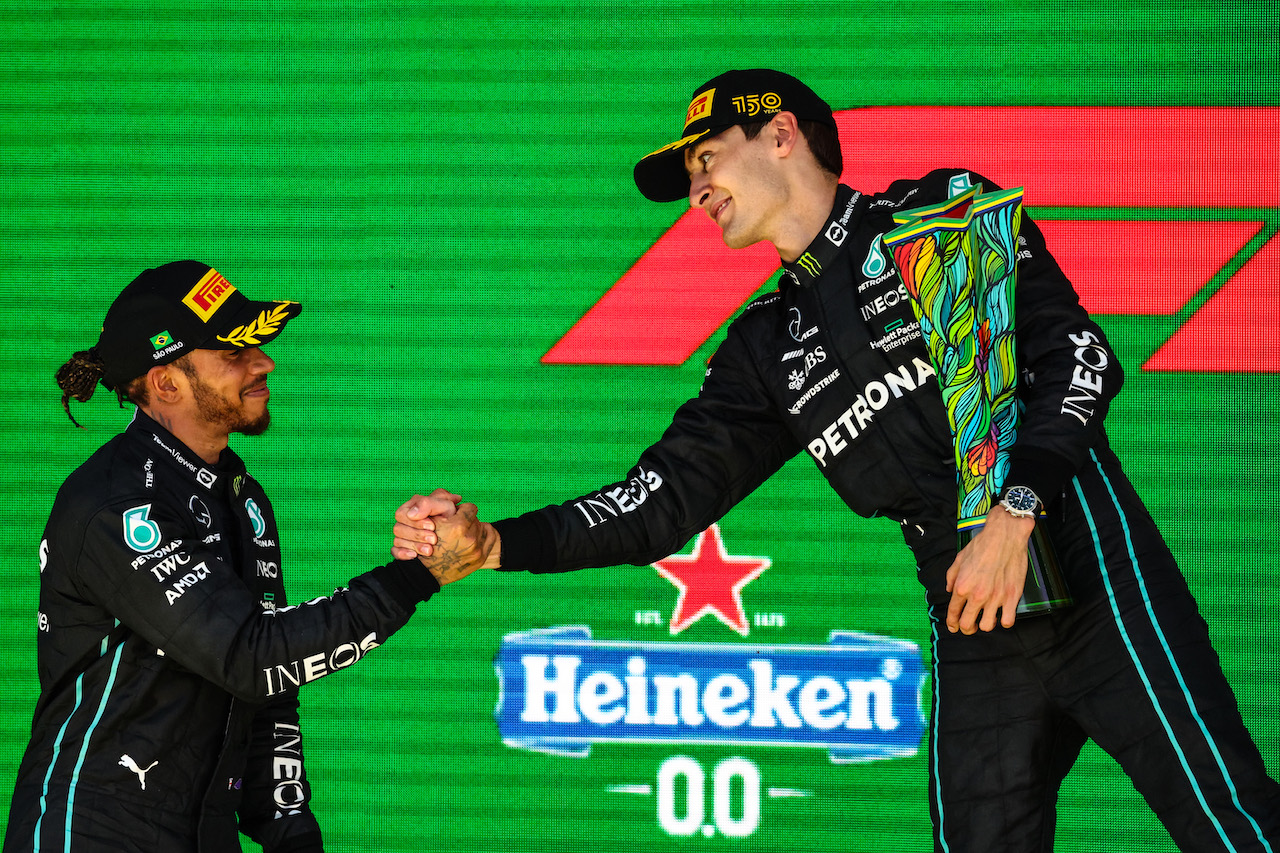 GP BRASILE, Lewis Hamilton (GBR), Mercedes AMG F1  e George Russell (GBR), Mercedes AMG F1 
13.11.2022. Formula 1 World Championship, Rd 21, Brazilian Grand Prix, Sao Paulo, Brazil, Gara Day.
- www.xpbimages.com, EMail: requests@xpbimages.com ¬© Copyright: Charniaux / XPB Images