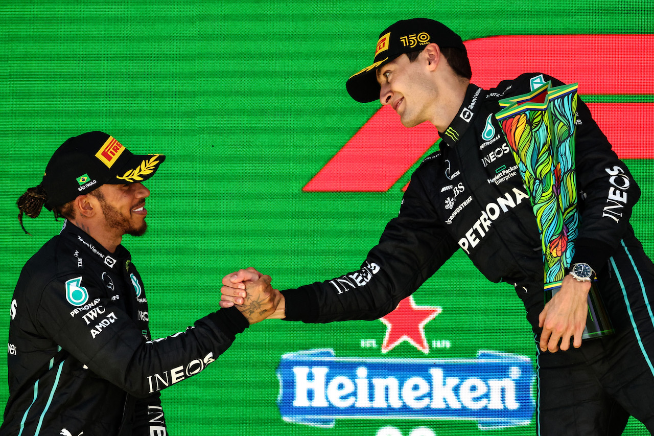 GP BRASILE, Lewis Hamilton (GBR), Mercedes AMG F1  e George Russell (GBR), Mercedes AMG F1 
13.11.2022. Formula 1 World Championship, Rd 21, Brazilian Grand Prix, Sao Paulo, Brazil, Gara Day.
- www.xpbimages.com, EMail: requests@xpbimages.com ¬© Copyright: Charniaux / XPB Images