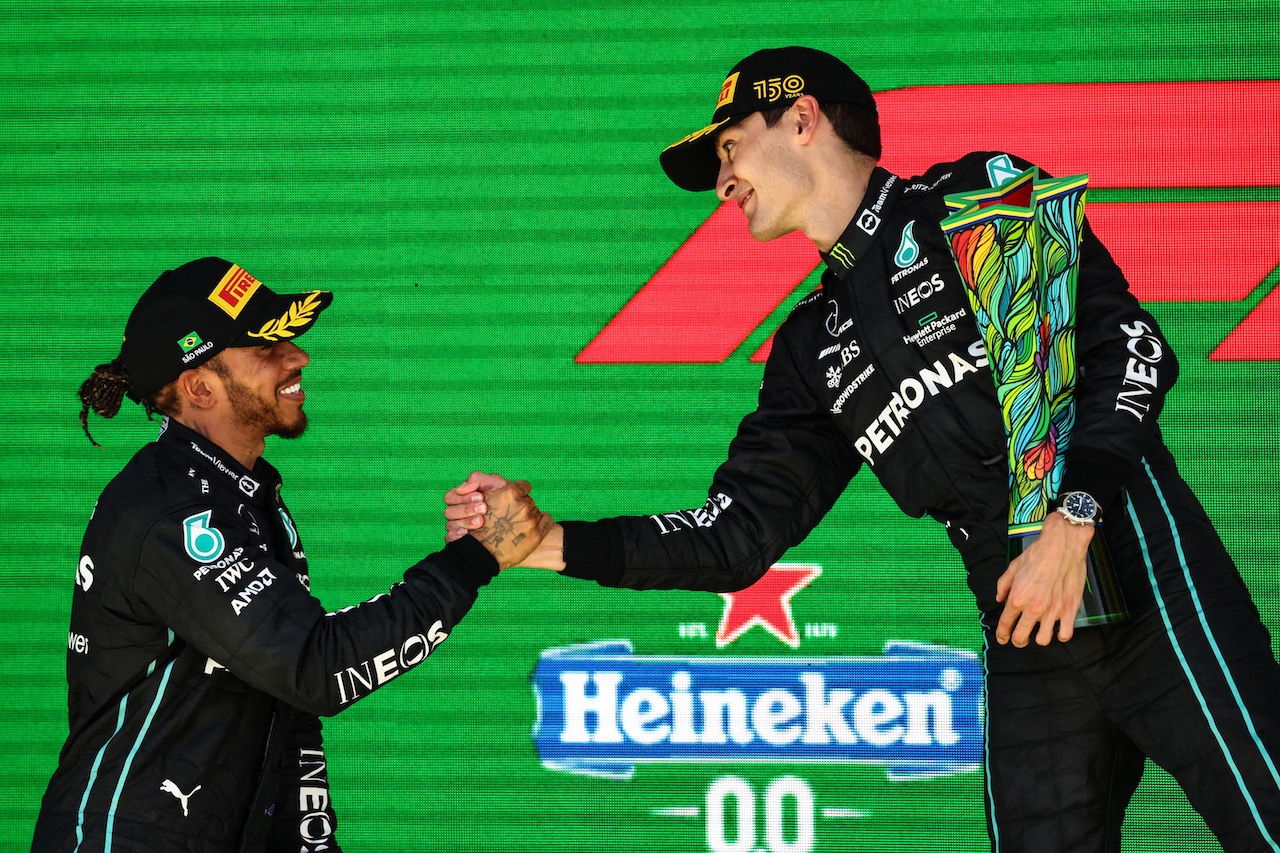 GP BRASILE, Lewis Hamilton (GBR), Mercedes AMG F1  e George Russell (GBR), Mercedes AMG F1 
13.11.2022. Formula 1 World Championship, Rd 21, Brazilian Grand Prix, Sao Paulo, Brazil, Gara Day.
- www.xpbimages.com, EMail: requests@xpbimages.com ¬© Copyright: Charniaux / XPB Images