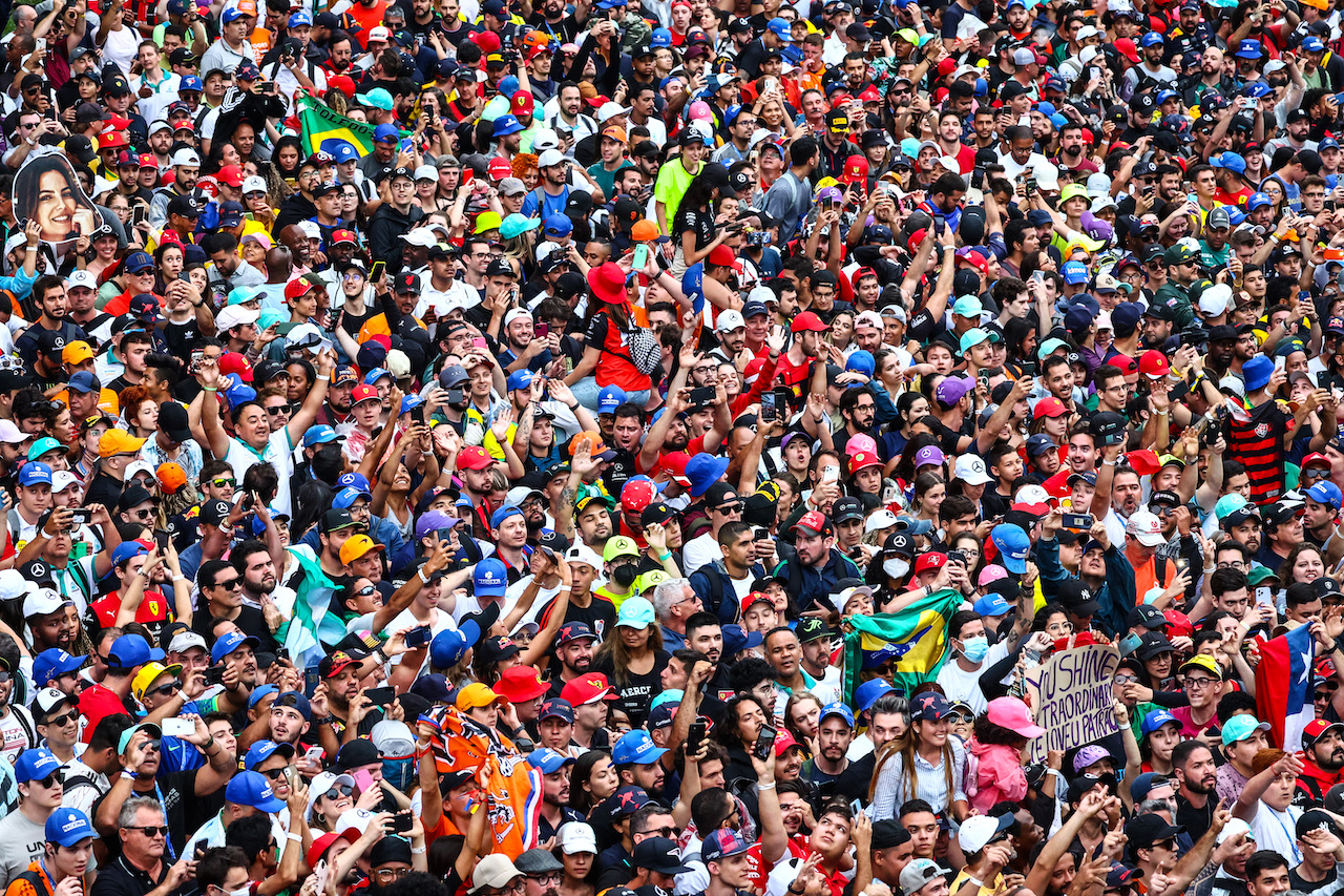 GP BRASILE, Fans at the podium
13.11.2022. Formula 1 World Championship, Rd 21, Brazilian Grand Prix, Sao Paulo, Brazil, Gara Day.
- www.xpbimages.com, EMail: requests@xpbimages.com ¬© Copyright: Charniaux / XPB Images