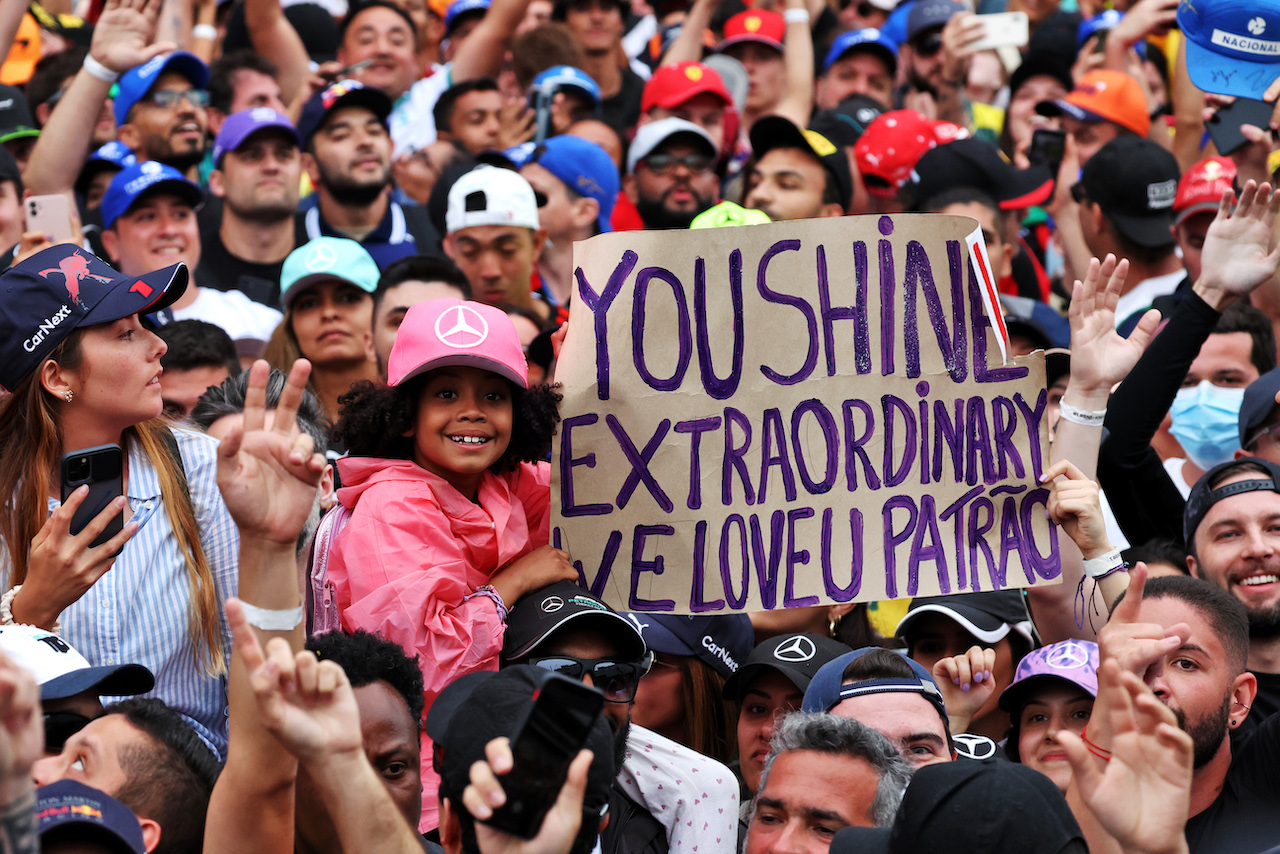 GP BRASILE, Fans at the podium.
13.11.2022. Formula 1 World Championship, Rd 21, Brazilian Grand Prix, Sao Paulo, Brazil, Gara Day.
- www.xpbimages.com, EMail: requests@xpbimages.com © Copyright: Bearne / XPB Images