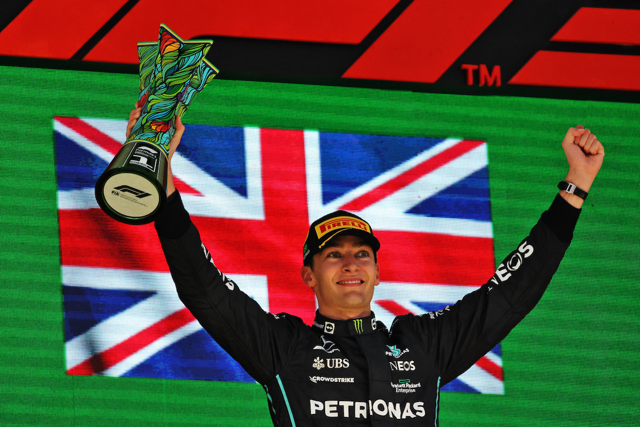 GP BRASILE, Gara winner George Russell (GBR) Mercedes AMG F1 celebrates on the podium.
13.11.2022. Formula 1 World Championship, Rd 21, Brazilian Grand Prix, Sao Paulo, Brazil, Gara Day.
- www.xpbimages.com, EMail: requests@xpbimages.com © Copyright: Bearne / XPB Images
