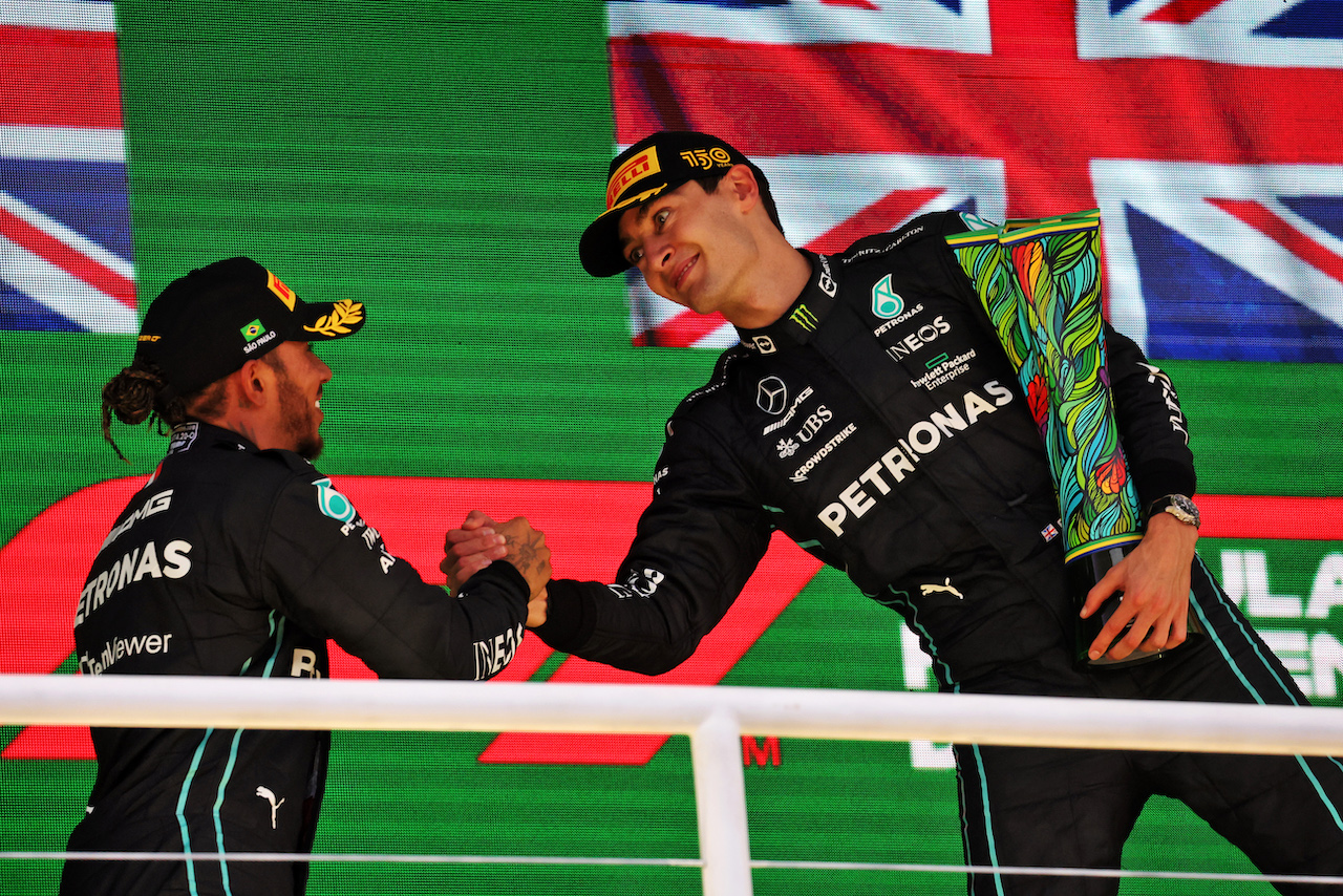 GP BRASILE, (L to R): Second placed Lewis Hamilton (GBR) Mercedes AMG F1 congratulates vincitore e team mate George Russell (GBR) Mercedes AMG F1 on the podium.
13.11.2022. Formula 1 World Championship, Rd 21, Brazilian Grand Prix, Sao Paulo, Brazil, Gara Day.
- www.xpbimages.com, EMail: requests@xpbimages.com © Copyright: Bearne / XPB Images