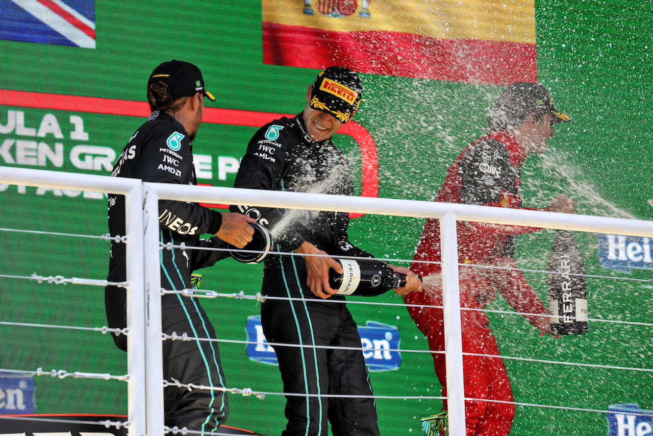 GP BRASILE, The podium (L to R): Lewis Hamilton (GBR) Mercedes AMG F1, second; George Russell (GBR) Mercedes AMG F1, vincitore; Carlos Sainz Jr (ESP) Ferrari, third.
13.11.2022. Formula 1 World Championship, Rd 21, Brazilian Grand Prix, Sao Paulo, Brazil, Gara Day.
- www.xpbimages.com, EMail: requests@xpbimages.com © Copyright: Bearne / XPB Images