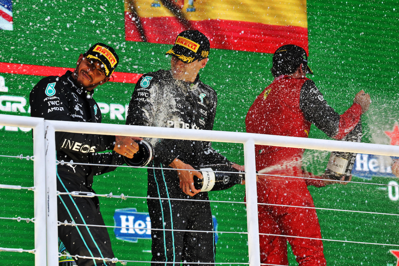 GP BRASILE, The podium (L to R): Lewis Hamilton (GBR) Mercedes AMG F1, second; George Russell (GBR) Mercedes AMG F1, vincitore; Carlos Sainz Jr (ESP) Ferrari, third.
13.11.2022. Formula 1 World Championship, Rd 21, Brazilian Grand Prix, Sao Paulo, Brazil, Gara Day.
- www.xpbimages.com, EMail: requests@xpbimages.com © Copyright: Bearne / XPB Images
