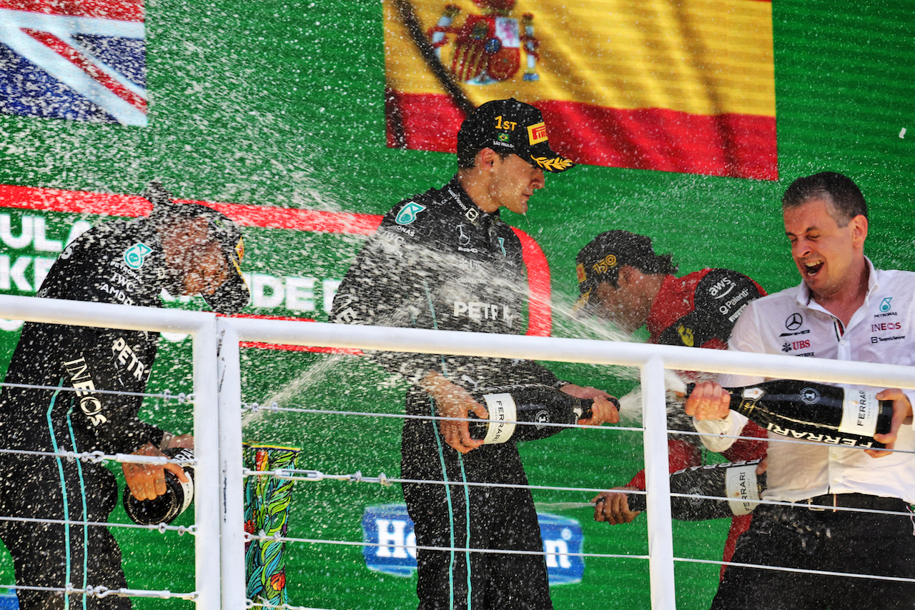 GP BRASILE, The podium (L to R): Lewis Hamilton (GBR) Mercedes AMG F1, second; George Russell (GBR) Mercedes AMG F1, vincitore; Carlos Sainz Jr (ESP) Ferrari, third; Riccardo Musconi (ITA) Mercedes AMG F1 Performance Engineer.
13.11.2022. Formula 1 World Championship, Rd 21, Brazilian Grand Prix, Sao Paulo, Brazil, Gara Day.
- www.xpbimages.com, EMail: requests@xpbimages.com © Copyright: Bearne / XPB Images