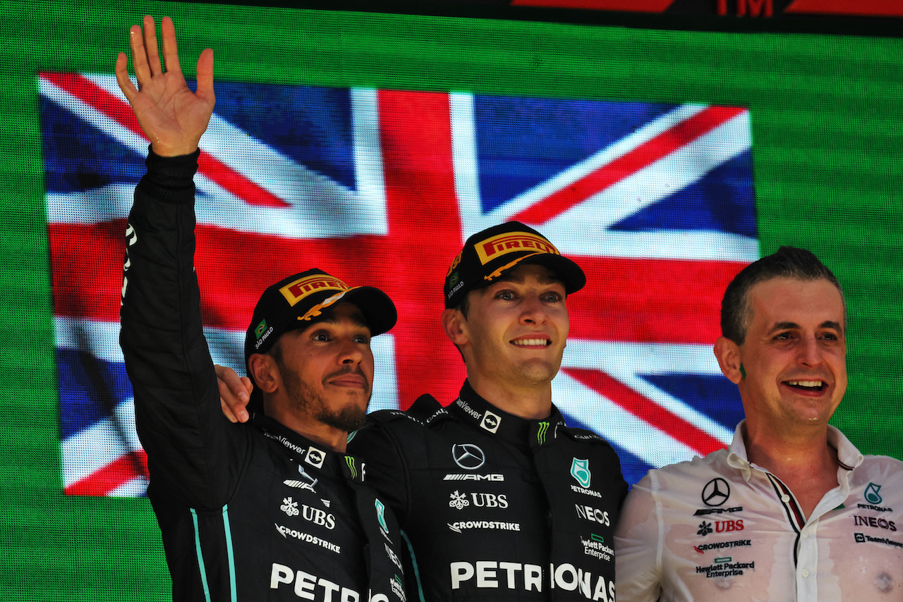 GP BRASILE, The podium (L to R): Lewis Hamilton (GBR) Mercedes AMG F1, second; George Russell (GBR) Mercedes AMG F1, vincitore; Riccardo Musconi (ITA) Mercedes AMG F1 Performance Engineer.
13.11.2022. Formula 1 World Championship, Rd 21, Brazilian Grand Prix, Sao Paulo, Brazil, Gara Day.
- www.xpbimages.com, EMail: requests@xpbimages.com © Copyright: Bearne / XPB Images