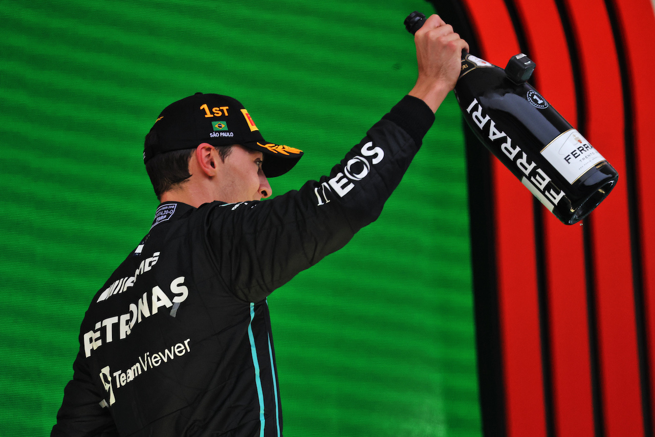 GP BRASILE, Gara winner George Russell (GBR) Mercedes AMG F1 celebrates on the podium.
13.11.2022. Formula 1 World Championship, Rd 21, Brazilian Grand Prix, Sao Paulo, Brazil, Gara Day.
- www.xpbimages.com, EMail: requests@xpbimages.com © Copyright: Bearne / XPB Images