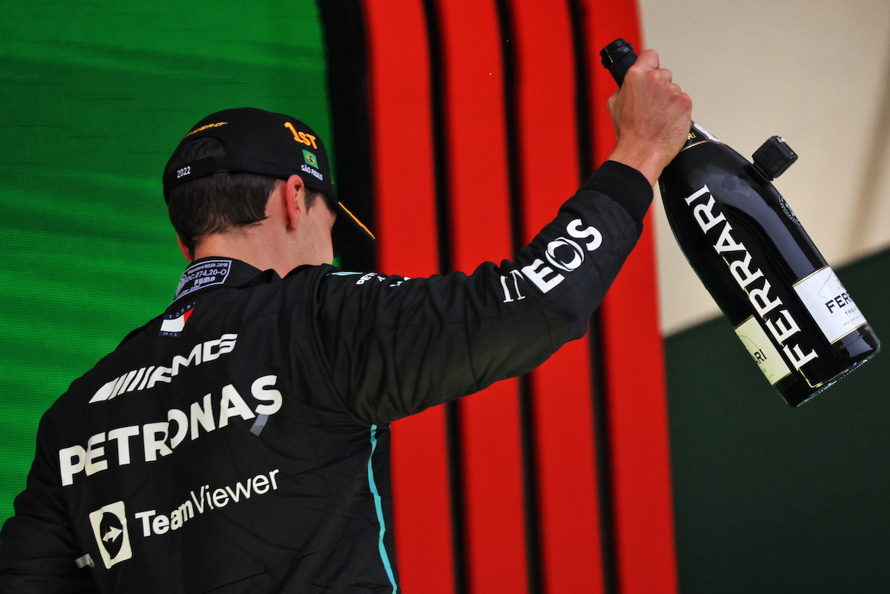 GP BRASILE, Gara winner George Russell (GBR) Mercedes AMG F1 celebrates on the podium.
13.11.2022. Formula 1 World Championship, Rd 21, Brazilian Grand Prix, Sao Paulo, Brazil, Gara Day.
- www.xpbimages.com, EMail: requests@xpbimages.com © Copyright: Bearne / XPB Images
