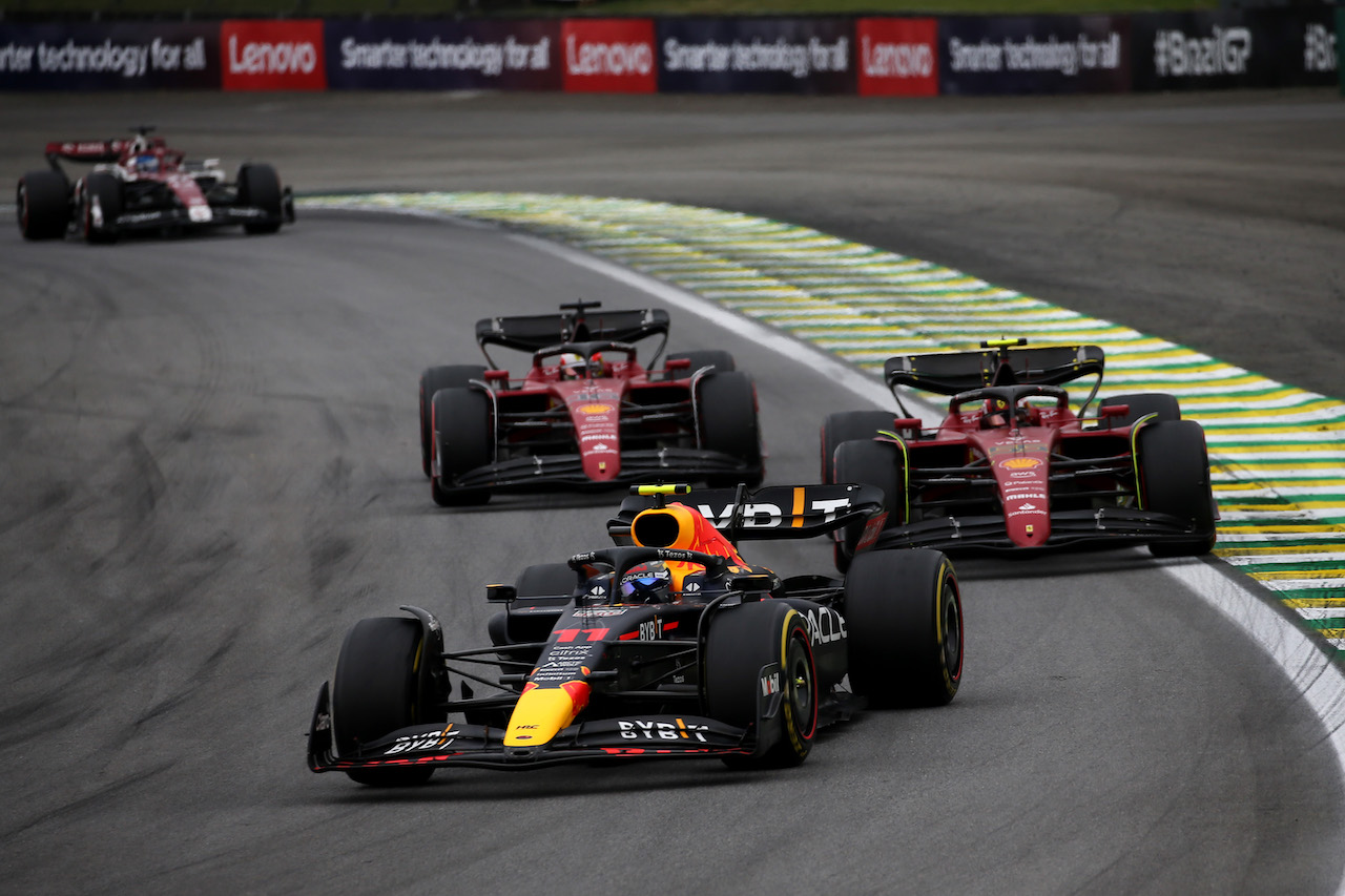GP BRASILE, Sergio Perez (MEX) Red Bull Racing RB18. 
13.11.2022. Formula 1 World Championship, Rd 21, Brazilian Grand Prix, Sao Paulo, Brazil, Gara Day.
- www.xpbimages.com, EMail: requests@xpbimages.com © Copyright: XPB Images