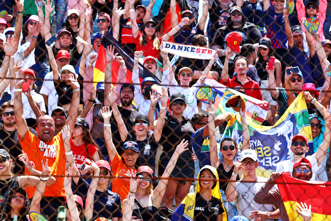 GP BRASILE, Circuit Atmosfera - fans.
13.11.2022. Formula 1 World Championship, Rd 21, Brazilian Grand Prix, Sao Paulo, Brazil, Gara Day.
 - www.xpbimages.com, EMail: requests@xpbimages.com © Copyright: Coates / XPB Images