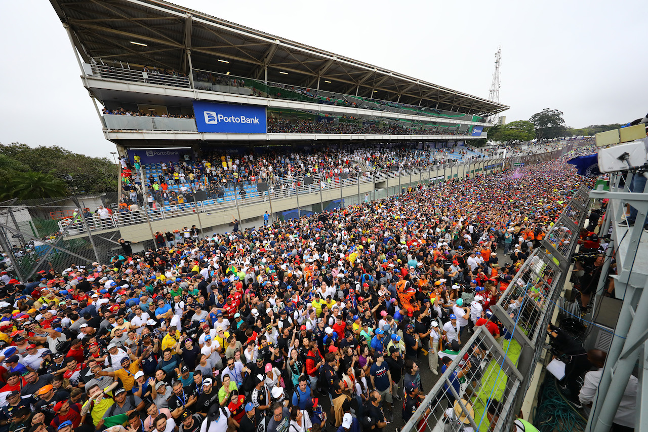 GP BRASILE, race fans on the circuit.
13.11.2022. Formula 1 World Championship, Rd 21, Brazilian Grand Prix, Sao Paulo, Brazil, Gara Day.
- www.xpbimages.com, EMail: requests@xpbimages.com © Copyright: XPB Images
