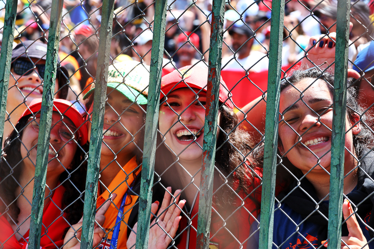 GP BRASILE, Circuit Atmosfera - fans.
13.11.2022. Formula 1 World Championship, Rd 21, Brazilian Grand Prix, Sao Paulo, Brazil, Gara Day.
 - www.xpbimages.com, EMail: requests@xpbimages.com © Copyright: Coates / XPB Images