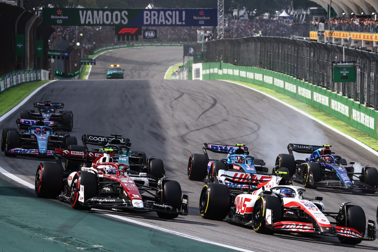 GP BRASILE, Start of the race, Mick Schumacher (GER), Haas F1 Team 
13.11.2022. Formula 1 World Championship, Rd 21, Brazilian Grand Prix, Sao Paulo, Brazil, Gara Day.
- www.xpbimages.com, EMail: requests@xpbimages.com ¬© Copyright: Charniaux / XPB Images