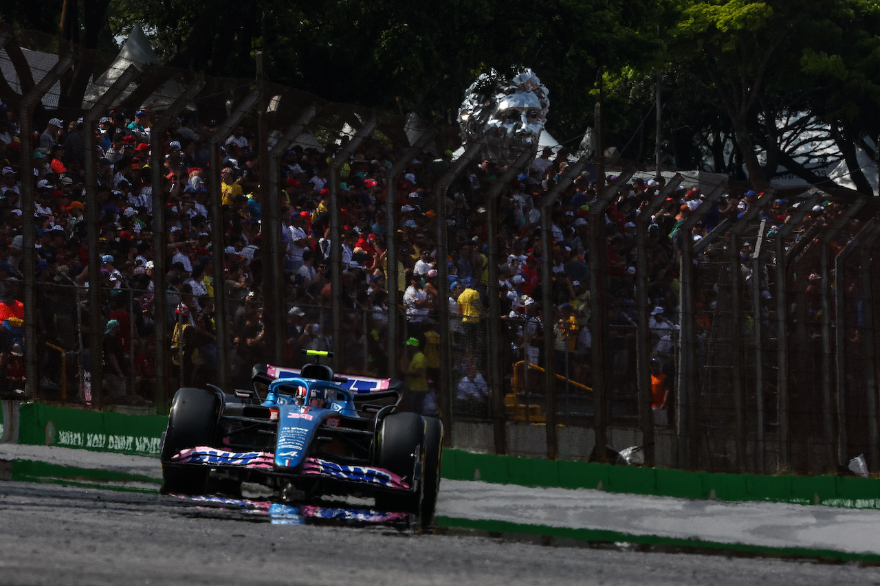 GP BRASILE, Esteban Ocon (FRA), Alpine F1 Team 
13.11.2022. Formula 1 World Championship, Rd 21, Brazilian Grand Prix, Sao Paulo, Brazil, Gara Day.
- www.xpbimages.com, EMail: requests@xpbimages.com ¬© Copyright: Charniaux / XPB Images